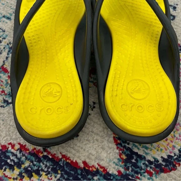 Crocs Athens Flip Flops Yellow Black Mens 11 Unisex Sandal Comfort - Picture 2 of 6